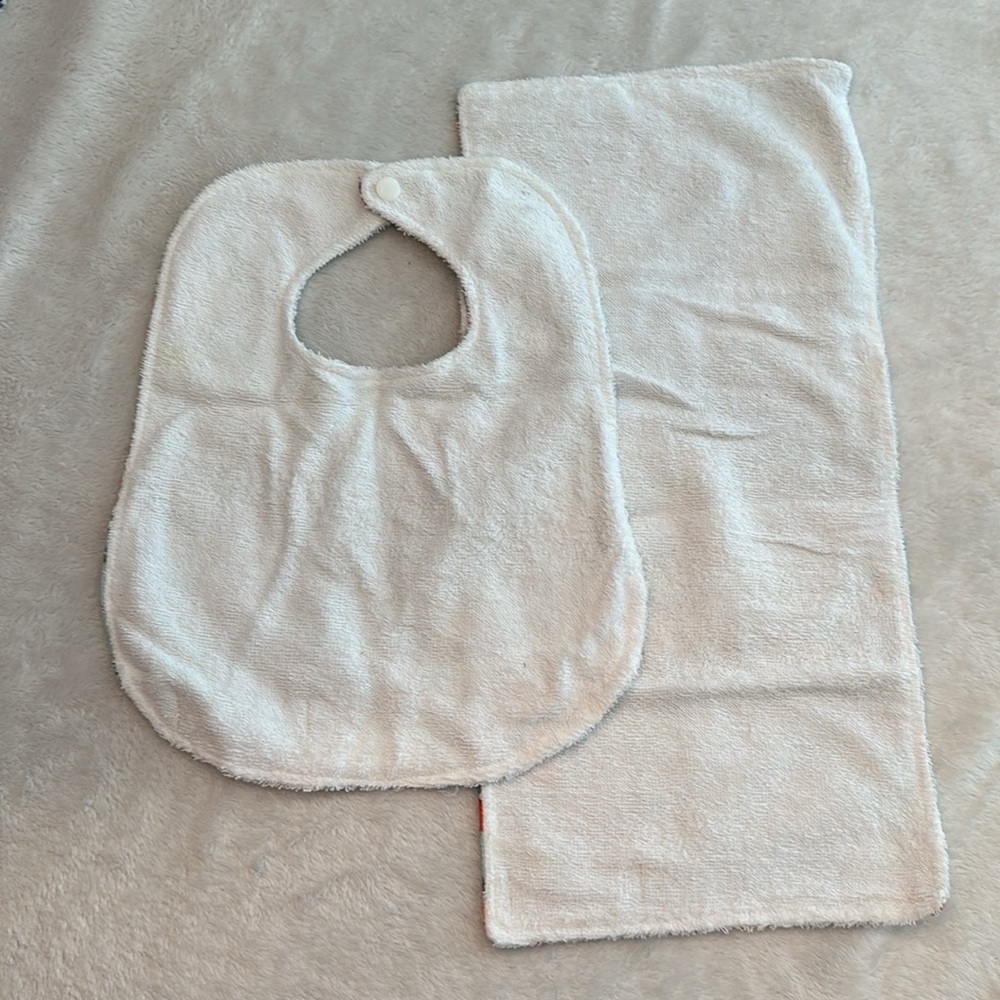 Arrow and thread bib and burp cloth - Picture 3 of 3